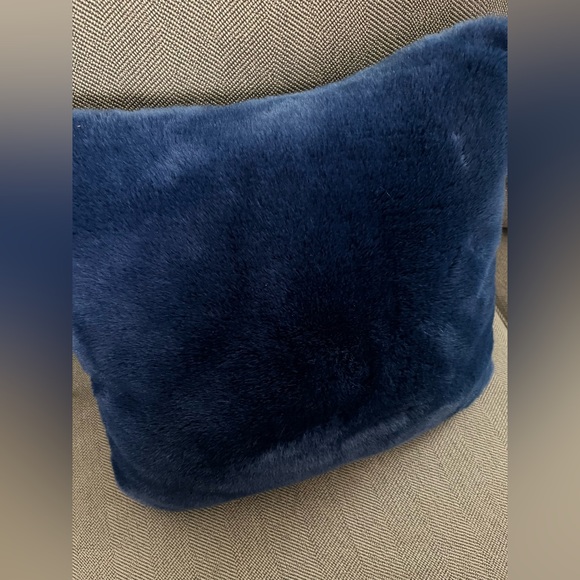 Hallmart Collectibles 18" Square Faux Fur Decorative Pillow Blue cover - Picture 7 of 12